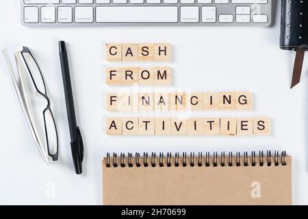 Concept de trésorerie provenant des activités de financement Banque D'Images