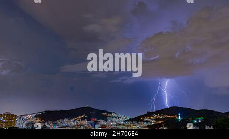 Arrivée d'une forte tempête avec la foudre et la pluie.Ces conditions météorologiques sont typiques de l'été brésilien. Banque D'Images