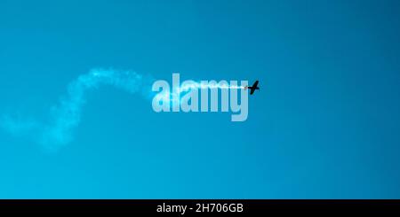 Avion volant.Avion en formation pendant un exposition de acrobaties aériennes pendant qu'ils roulent et roulent dans le ciel.Défaillance du moteur de plan.L'avion se bloque.Chute d'un avion en panne Banque D'Images