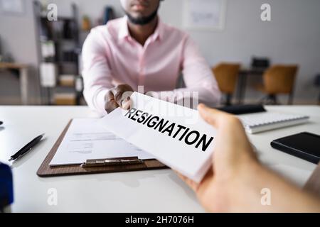 Message d'arrêt d'emploi et changement d'emploi.Envoi du document de démission Banque D'Images