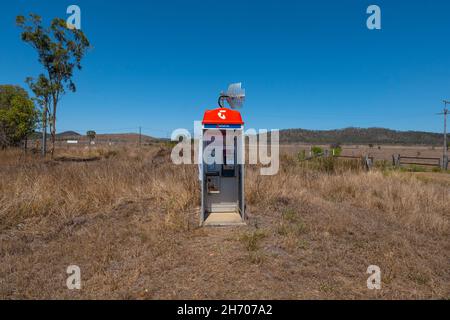 Telstra kiosque téléphonique satellite sur l'autoroute Bruce à Canoona entre Rockhampton et Mackay Banque D'Images