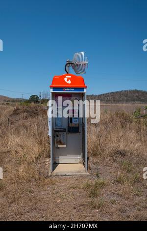 Telstra kiosque téléphonique satellite sur l'autoroute Bruce à Canoona entre Rockhampton et Mackay Banque D'Images