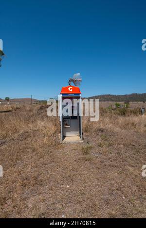 Telstra kiosque téléphonique satellite sur l'autoroute Bruce à Canoona entre Rockhampton et Mackay Banque D'Images