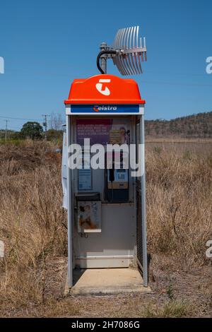 Telstra kiosque téléphonique satellite sur l'autoroute Bruce à Canoona entre Rockhampton et Mackay Banque D'Images