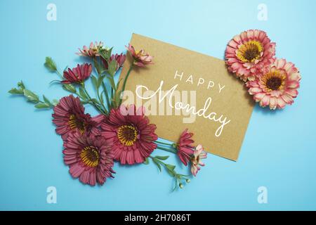 Texte typographique carte Happy Monday avec bouquet de fleurs sur fond bleu Banque D'Images