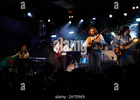 Le groupe de rock canadien The Sheepdogs se livre au Lee's Palace à Toronto. Banque D'Images