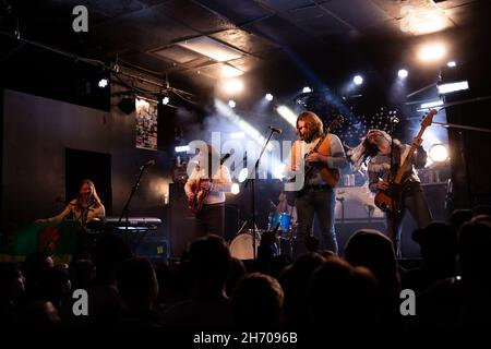 Le groupe de rock canadien The Sheepdogs se livre au Lee's Palace à Toronto. Banque D'Images