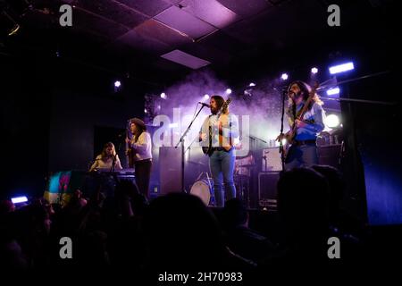 Le groupe de rock canadien The Sheepdogs se livre au Lee's Palace à Toronto. Banque D'Images