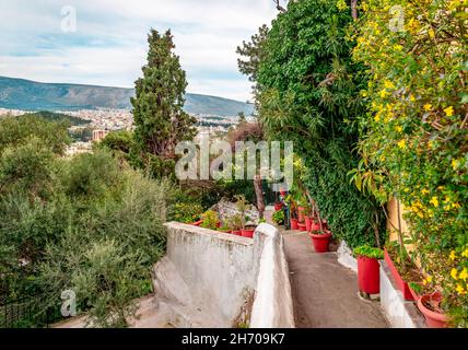 Marches en pierre, ruelle étroite dans Anafiotika, un petit quartier pittoresque d'Athènes, Grèce.Anafiotika fait partie du vieux quartier historique de Plaka, Banque D'Images