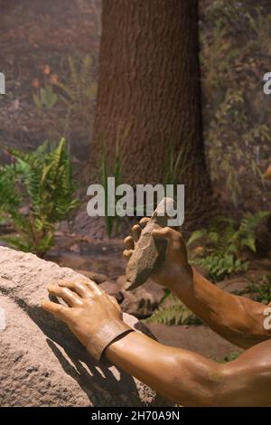 Une exposition de Diorama amérindien, exposition d'un homme qui sculptent avec un rocher au Musée des Sciences.À Springfield, Massachusetts. Banque D'Images