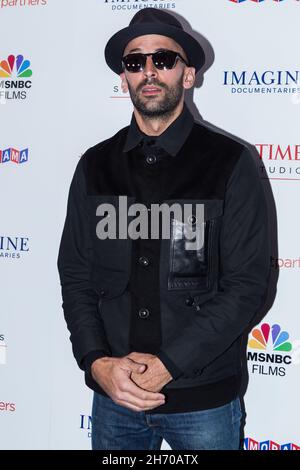 Los Angeles, États-Unis.18 novembre 2021.LOS ANGELES, CALIFORNIE, États-Unis - NOVEMBRE 18 : l'artiste de rue JR arrive à la première de MSNBC films à Los Angeles, « Paper & Glue: A JR Project », tenue au Museum of Tolerance le 18 novembre 2021 à Los Angeles, Californie, États-Unis.(Photo par Rudy Torres/image Press Agency/Sipa USA) crédit: SIPA USA/Alay Live News Banque D'Images