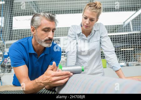 couple de travailleurs dans une usine de textile Banque D'Images