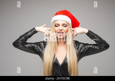 Jolie femme avec des yeux fermés posant en studio Banque D'Images