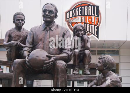 Une sculpture, statue de l'inventeur du basket-ball, Dr James Naismith.Devant le musée NBA Basketball Hall of Fame.À Springfield, Massachusetts Banque D'Images