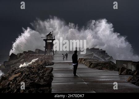 Vagues se brisant sur le brise-lames de Nobbys Head.Newcastle, Nouvelle-Galles du Sud, Australie Banque D'Images