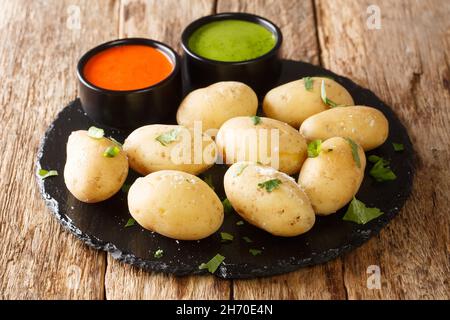 Patates de terre froissées de Canaries Papas arrugadas avec Mojo gros plan dans l'assiette sur la table.Horizontale Banque D'Images