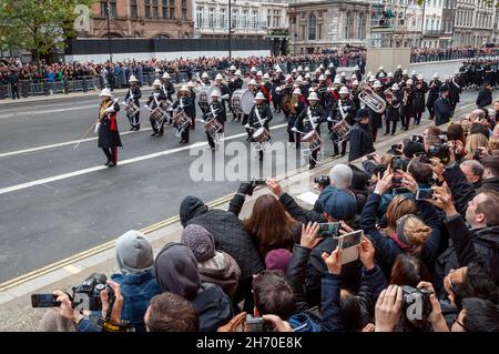 Le Cenotaph National Service of Remembrance a eu lieu à 11 h 00 le dimanche du souvenir.Royal Marines Band arrive, avec observation du public Banque D'Images