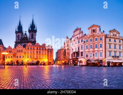 Tour de l'horloge de Prague sur la place de la vieille ville à Dusk, République tchèque Banque D'Images