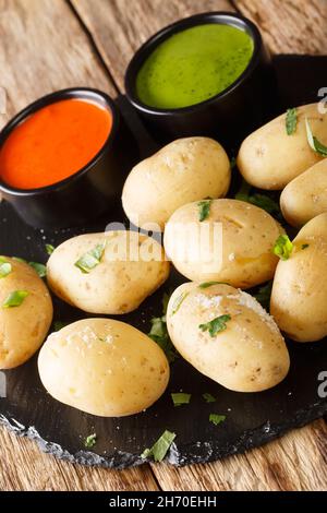 Papas arrugadas pommes de terre ridly est le plat caractéristique des îles Canaries gros plan dans l'assiette sur la table.Verticale Banque D'Images