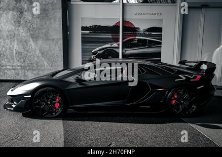 BELO HORIZONTE, BRÉSIL - 14 octobre 2021 : un Lamborghini Aventador SVJ noir mat aux accents rouges Banque D'Images