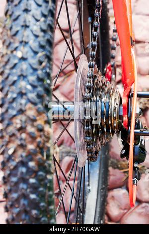 Engrenages de vélo sport et freins arrière - vue rapprochée.Activités de loisirs et technologie sportive Banque D'Images