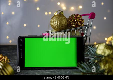 Téléphone mobile avec chromakey sur le fond des décorations de Noël.Bokeh.Chromakey.Espace pour le texte Banque D'Images