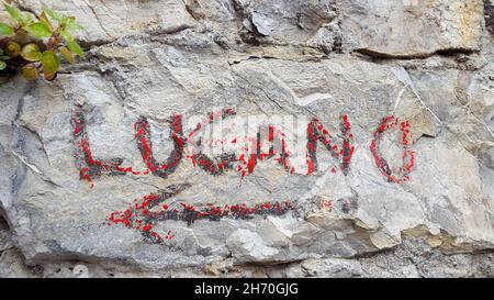 Lugano, Suisse - 19 avril 2015 - panneau peint à la main montrant le chemin de la ville Banque D'Images