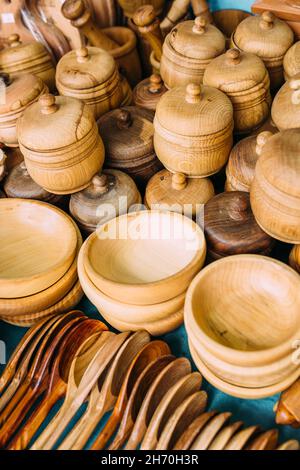 Vaisselle en bois faite à la main sur le comptoir.Cuillères et assiettes écologiques Banque D'Images