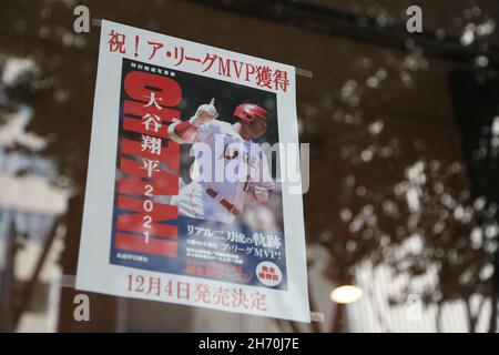 Un panneau est visible à Tokyo, Japon, le 19 novembre 2021.Shohei Ohtani, star à deux voies des Anges de Los Angeles, a été nommé joueur le plus précieux de la Ligue américaine en 2021.Credit: AFLO/Alay Live News Banque D'Images