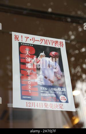 Un panneau est visible à Tokyo, Japon, le 19 novembre 2021.Shohei Ohtani, star à deux voies des Anges de Los Angeles, a été nommé joueur le plus précieux de la Ligue américaine en 2021.Credit: AFLO/Alay Live News Banque D'Images