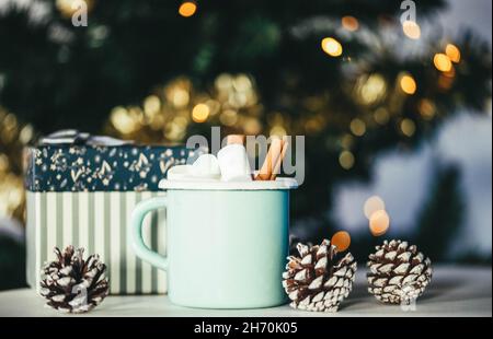 Chocolat chaud avec guimauve et lumières de Noël boisson d'hiver confortable Banque D'Images