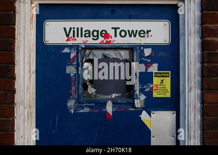 Une fenêtre écrasée sur la porte du parc automobile de plusieurs étages de la tour du village à Beckenham, Londres, Royaume-Uni Banque D'Images