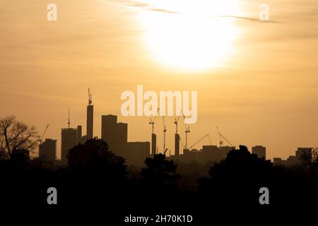 Immeubles de bureaux de grande hauteur et grues de construction sur la ligne d'horizon de Croydon pris comme coucher de soleil à Beckenham, Londres, Royaume-Uni Banque D'Images