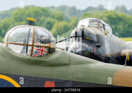 Bombardiers Lancaster.Pour la première fois depuis les années 1950, deux Avro Lancasters se sont réunis sur le terrain au Royaume-Uni.Avions de Lancaster britanniques et canadiens Banque D'Images