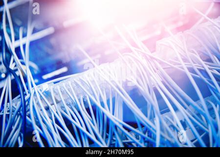 Arrière-plan du centre de données Internet. Câble Ethernet optique sur l'interface du connecteur des commutateurs réseau. Banque D'Images