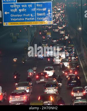 New Delhi, Inde.19 novembre 2021.Le trafic se déplace lentement pendant la forte pollution de l'air dans la capitale indienne de New Delhi, en Inde, le jeudi 18 novembre 2021.La qualité de l'air de Delhi est dans la catégorie très mauvaise avec la moyenne de 24 heures de l'IQA enregistré à plus de 360.Toutes les écoles, collèges et établissements d'enseignement publics et privés de la RCN restent fermés.Photo par Abhishek/UPI crédit: UPI/Alay Live News Banque D'Images