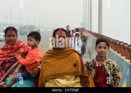 New Delhi, Inde.19 novembre 2021.Les Indiens marchent dans les rues pendant la forte pollution de l'air dans la capitale indienne de New Delhi, en Inde, le vendredi 19 novembre 2021.La qualité de l'air de Delhi est dans la catégorie très mauvaise avec la moyenne de 24 heures de l'IQA enregistré à plus de 360.Toutes les écoles, collèges et établissements d'enseignement publics et privés de la RCN restent fermés.Photo par Abhishek/UPI crédit: UPI/Alay Live News Banque D'Images