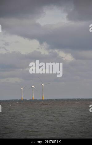 éoliennes au nord de la mer, au large de la côte de la caister norfolk, en angleterre Banque D'Images