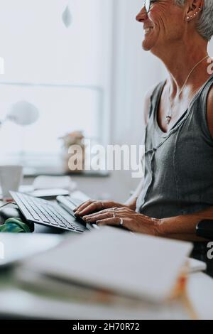 Femme à l'aide d'ordinateur à la maison Banque D'Images