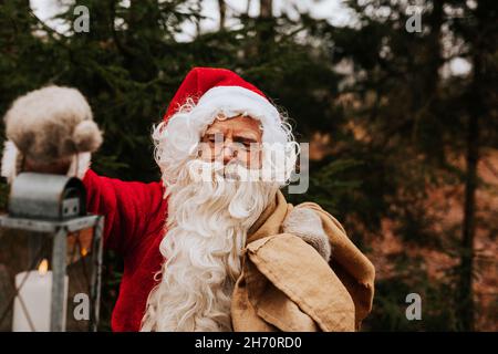 Homme portant un sac de transport de costume de Père Noël Banque D'Images