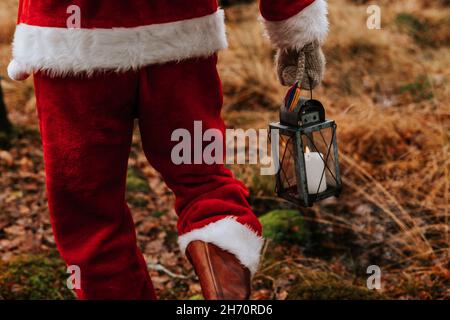 Personne portant le costume du Père Noël tenant une lanterne Banque D'Images