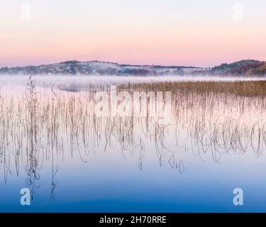 Vue du lac au coucher du soleil Banque D'Images