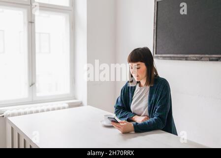 Young woman using smart phone Banque D'Images