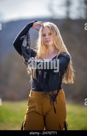 Jeune femme hongroise blonde sur le terrain, modèle habillé de haut noir Banque D'Images
