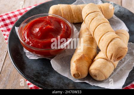 Tequeños d'Amérique latine farcies de fromage sur table en bois Banque D'Images