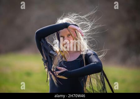 Jeune femme hongroise blonde sur le terrain, modèle habillé de haut noir Banque D'Images