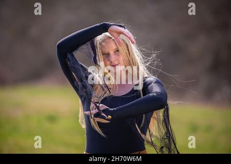 Jeune femme hongroise blonde sur le terrain, modèle habillé de haut noir Banque D'Images