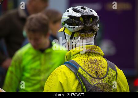 Vue arrière du cycliste couvert de boue Banque D'Images