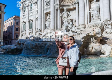 ROME ITALIE, 19 novembre 2021.Deux femmes prenant un selfie ensemble devant la fontaine de Trevi lors d'une belle journée ensoleillée à Rome avec des températures plus élevées que prévu atteignant 21cèle pour cette période de l'année.La fontaine de Trevi a été conçue par l'architecte italien Nicola Salvi et est l'un des plus célèbres et reconnaissables monuments au monde attirant de grandes foules de touristes toute l'année.Credit: amer ghazzal / Alamy Live News Banque D'Images