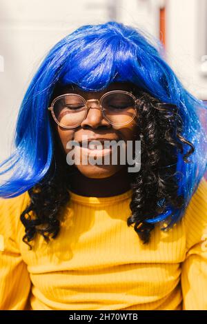 Portrait d'une adolescente portant une perruque bleue Banque D'Images